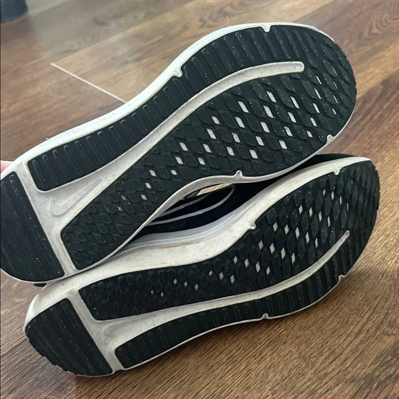 Nike Men's Black and White Sneakers - Picture 7 of 8